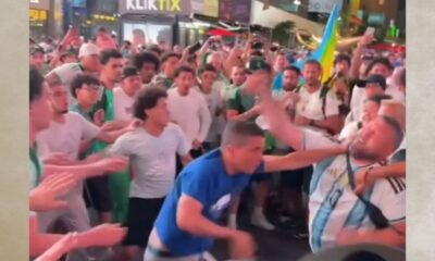 La tensión fue aumentando hasta derivar en golpes, empujones y patadas en plena vía pública, ante la mirada de turistas y otros aficionados que se encontraban en la zona.