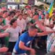 La tensión fue aumentando hasta derivar en golpes, empujones y patadas en plena vía pública, ante la mirada de turistas y otros aficionados que se encontraban en la zona.
