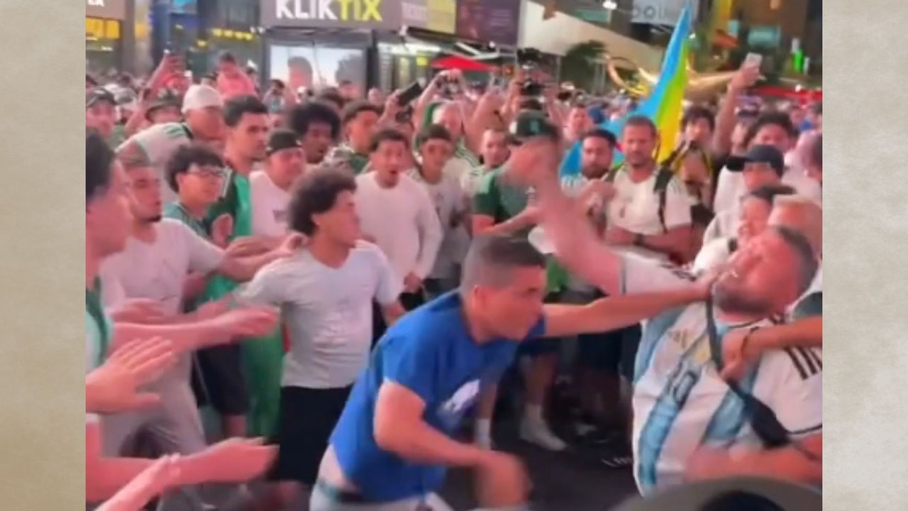 La tensión fue aumentando hasta derivar en golpes, empujones y patadas en plena vía pública, ante la mirada de turistas y otros aficionados que se encontraban en la zona.