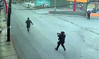 La dependencia señaló que ambos fueron identificados por la víctima y que además se aseguró un arma de fuego presuntamente utilizada durante el atraco.