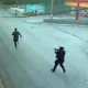 La dependencia señaló que ambos fueron identificados por la víctima y que además se aseguró un arma de fuego presuntamente utilizada durante el atraco.