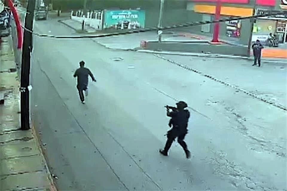 La dependencia señaló que ambos fueron identificados por la víctima y que además se aseguró un arma de fuego presuntamente utilizada durante el atraco.