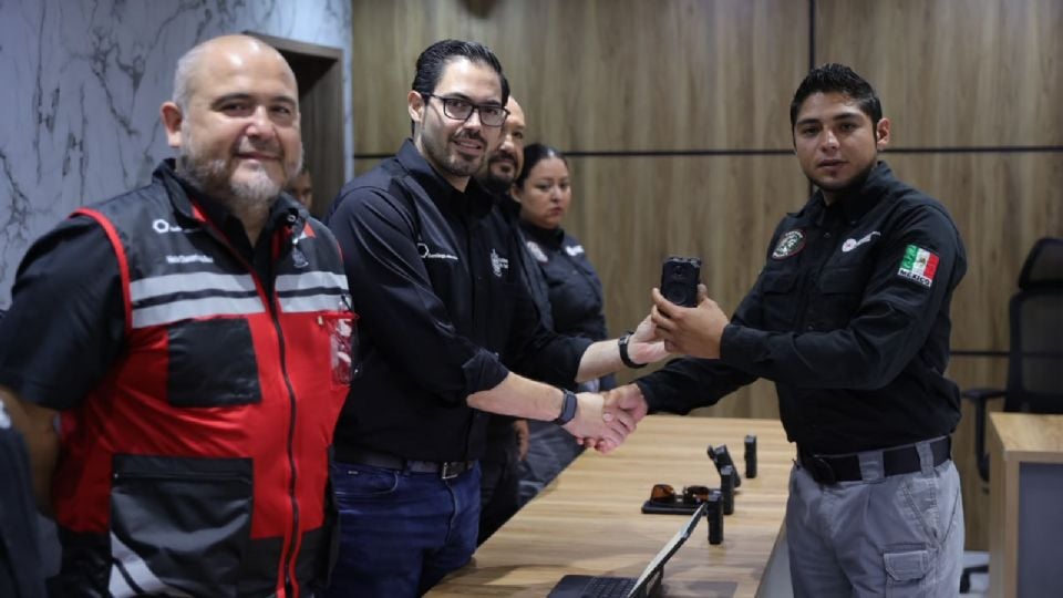 Los dispositivos incorporan inteligencia artificial capaz de traducir de manera instantánea más de 50 idiomas, lo que facilitará la interacción con turistas internacionales durante eventos de gran afluencia