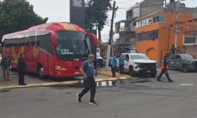 A las afueras del CAR, un reducido grupo de aficionados acudió para despedir al Tricolor y expresar su apoyo antes del viaje.