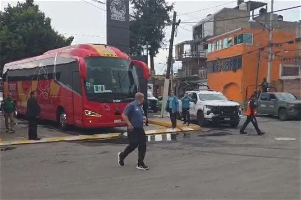 A las afueras del CAR, un reducido grupo de aficionados acudió para despedir al Tricolor y expresar su apoyo antes del viaje.