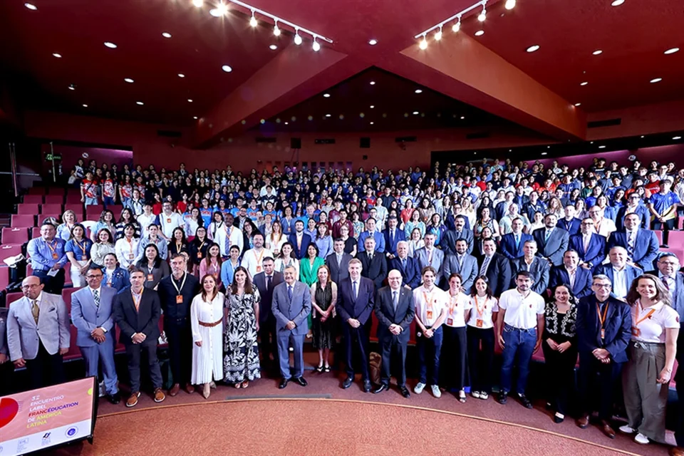 La diplomática francesa reconoció a la UANL como una de las instituciones más importantes en la cooperación educativa entre México y Francia.