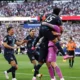 En el tiempo extra, Alemania creyó haber conseguido el gol del triunfo con un remate de Jonathan Tah al minuto 102, pero la anotación fue anulada tras la revisión del VAR por una falta sobre el guardameta paraguayo.