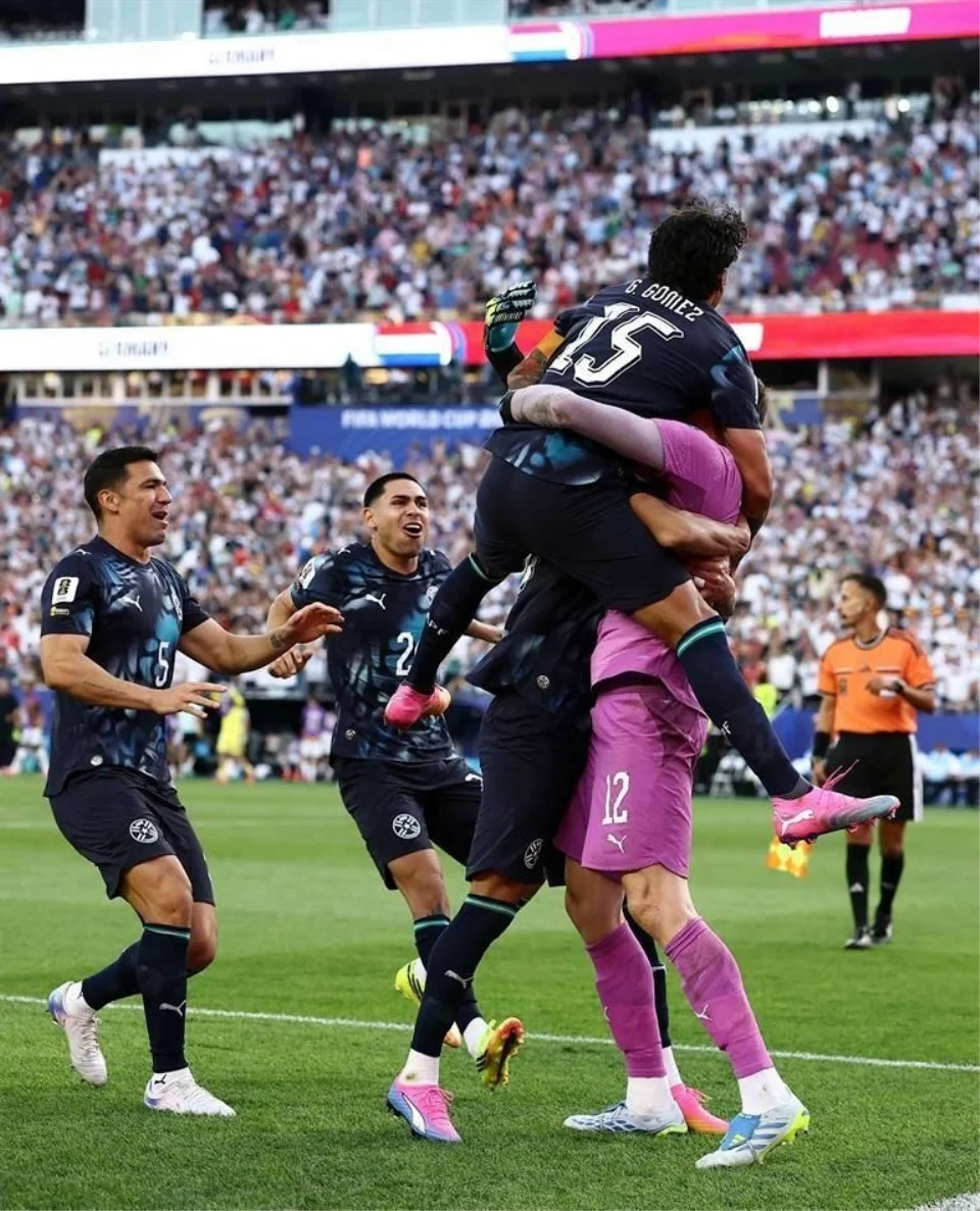 En el tiempo extra, Alemania creyó haber conseguido el gol del triunfo con un remate de Jonathan Tah al minuto 102, pero la anotación fue anulada tras la revisión del VAR por una falta sobre el guardameta paraguayo.