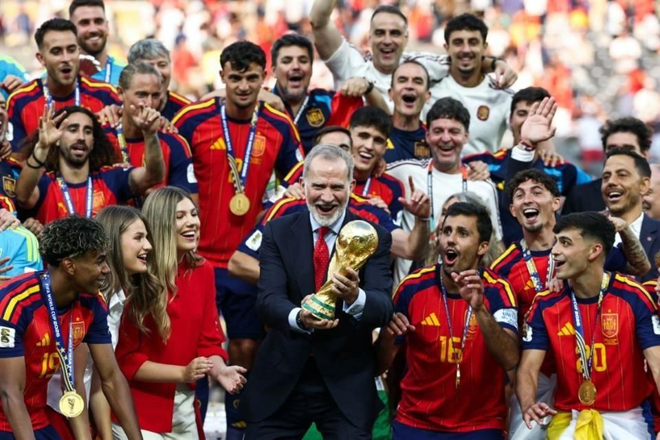 Los campeones fueron recibidos en el Palacio de la Zarzuela por el Rey Felipe VI, quien destacó la solidaridad, generosidad y gallardía mostradas durante el torneo.