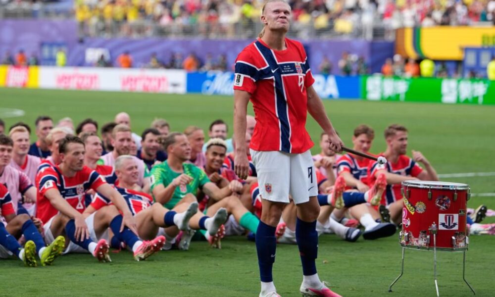 El llamado "Viking Row" nació como una celebración de los aficionados y rápidamente fue adoptado por los propios futbolistas de Noruega tras sus victorias.