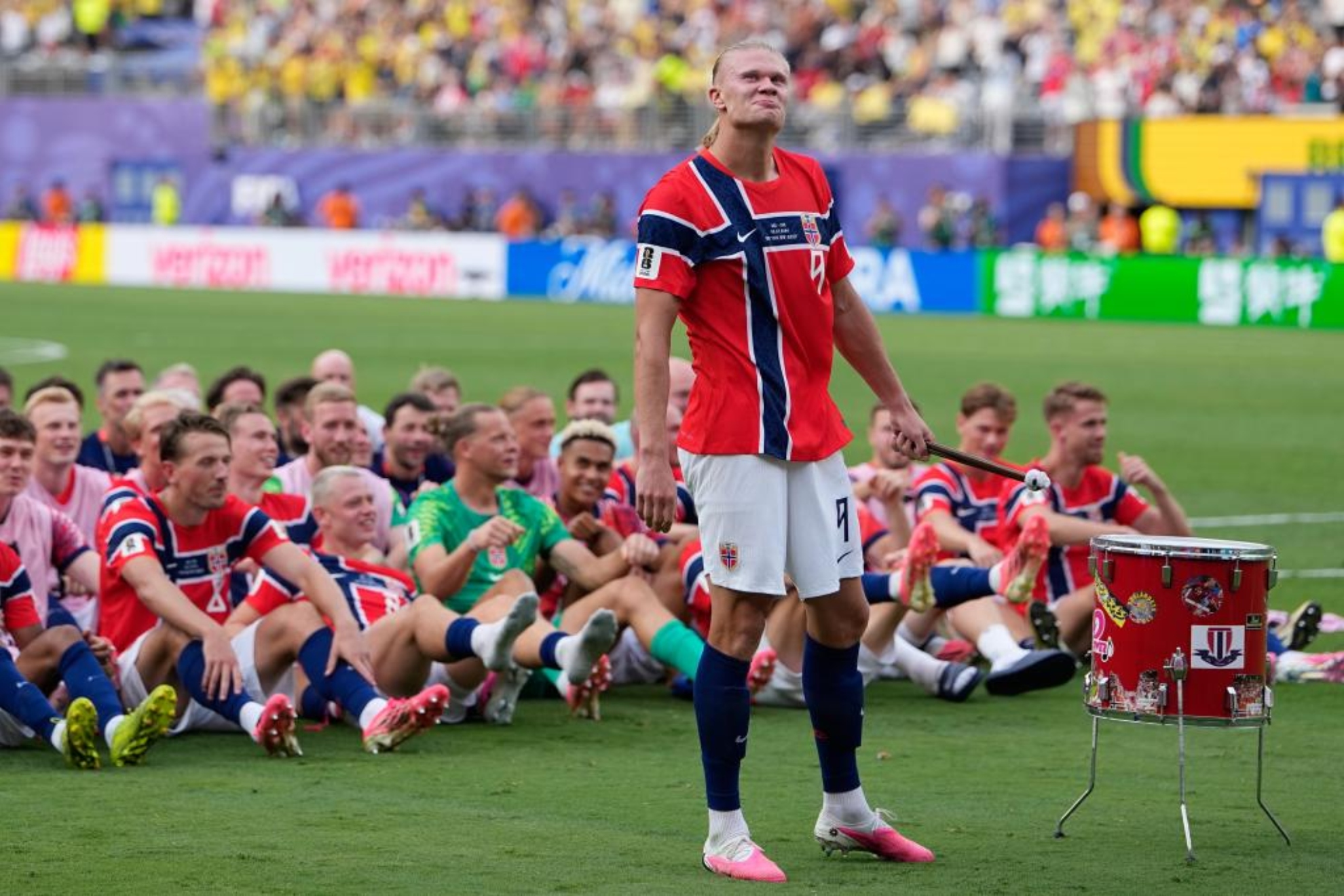 El llamado "Viking Row" nació como una celebración de los aficionados y rápidamente fue adoptado por los propios futbolistas de Noruega tras sus victorias.