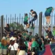 En los accesos al parque fueron colocados avisos en los que se informa que la zona se encuentra videograbada y que cualquier ingreso no autorizado será sancionado conforme a la ley.