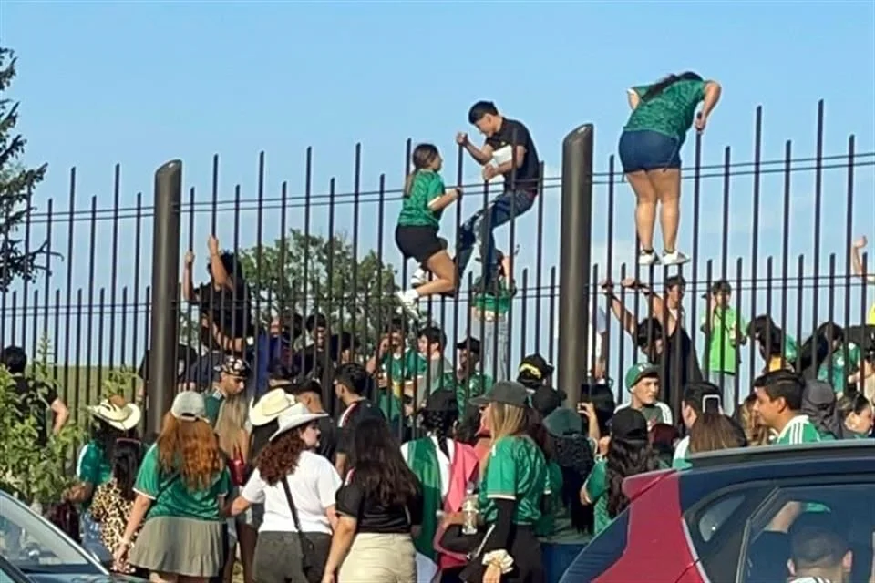 En los accesos al parque fueron colocados avisos en los que se informa que la zona se encuentra videograbada y que cualquier ingreso no autorizado será sancionado conforme a la ley.