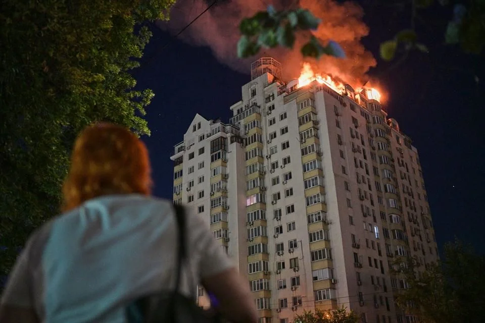 Mientras tanto, el Estado Mayor de Ucrania informó haber atacado una refinería de petróleo en la región rusa de Nizhni Nóvgorod, donde las autoridades reportaron una persona fallecida y cuatro lesionadas.