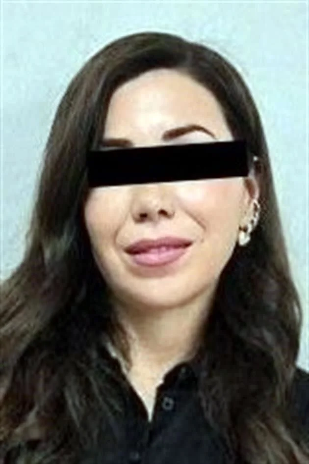 La detención se llevó a cabo con apoyo de detectives de la Agencia Estatal de Investigaciones de Nuevo León, quienes colaboraron con agentes de la Fiscalía General del Estado de Coahuila para ubicar y cumplimentar el mandamiento judicial contra la exfuncionaria.