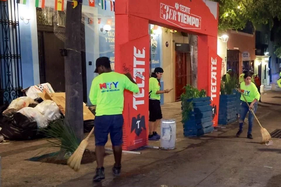 Tan solo este domingo, tras la concentración de aficionados en el Regio Fest, organizado por el municipio para transmitir los partidos del Mundial, fueron retiradas 10.5 toneladas de residuos del Centro de Monterrey.