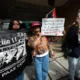 Entre las demandas sin resolver mencionó la basificación de aproximadamente 2 mil 500 profesores, la homologación de las prestaciones de los docentes capitalinos con las otorgadas en el Estado de México y la contratación formal del personal que cubrió vacantes o interinatos.