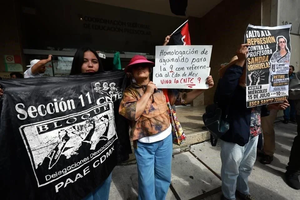 Entre las demandas sin resolver mencionó la basificación de aproximadamente 2 mil 500 profesores, la homologación de las prestaciones de los docentes capitalinos con las otorgadas en el Estado de México y la contratación formal del personal que cubrió vacantes o interinatos.