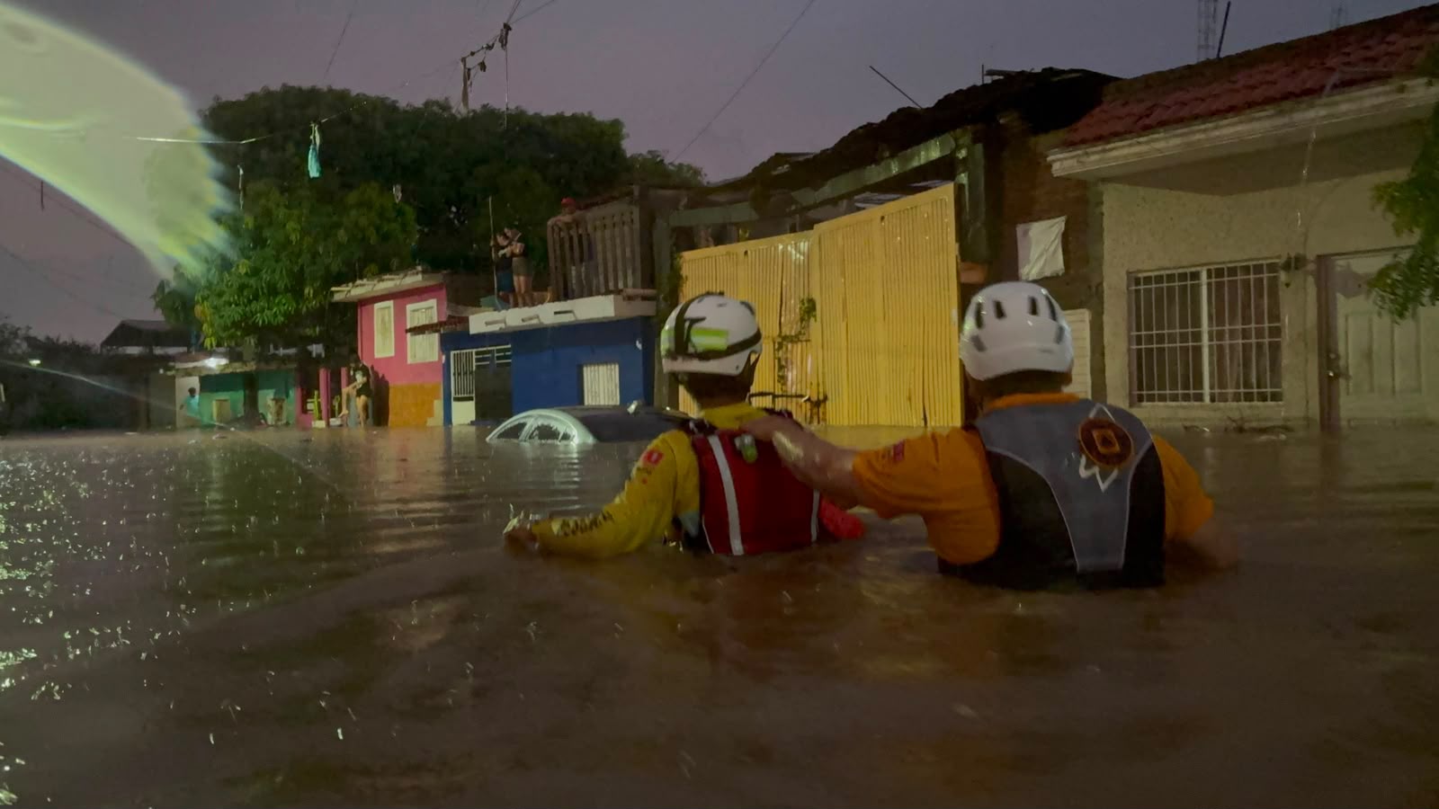 El coordinador de Protección Civil de Mazatlán, Óscar Tirado Osuna, señaló que los recorridos de auxilio y evaluación de daños continuarán durante el resto del día.