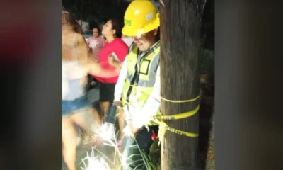 De acuerdo con testigos, un grupo de mujeres colocó una cinta alrededor del empleado para impedir que la cuadrilla se retirara sin solucionar la falla