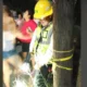 De acuerdo con testigos, un grupo de mujeres colocó una cinta alrededor del empleado para impedir que la cuadrilla se retirara sin solucionar la falla