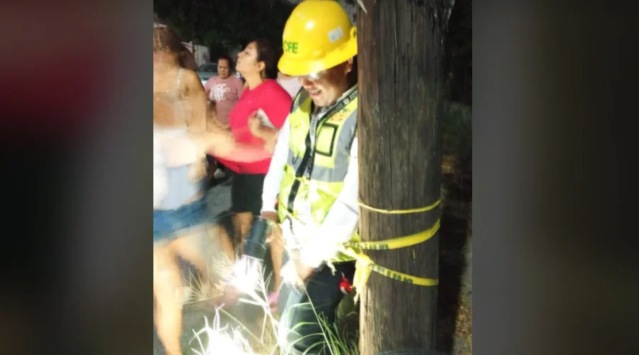 De acuerdo con testigos, un grupo de mujeres colocó una cinta alrededor del empleado para impedir que la cuadrilla se retirara sin solucionar la falla