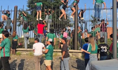 Para contener a quienes intentaban ingresar por la fuerza, personal de seguridad utilizó gas pimienta, lo que obligó a dispersar a los asistentes.