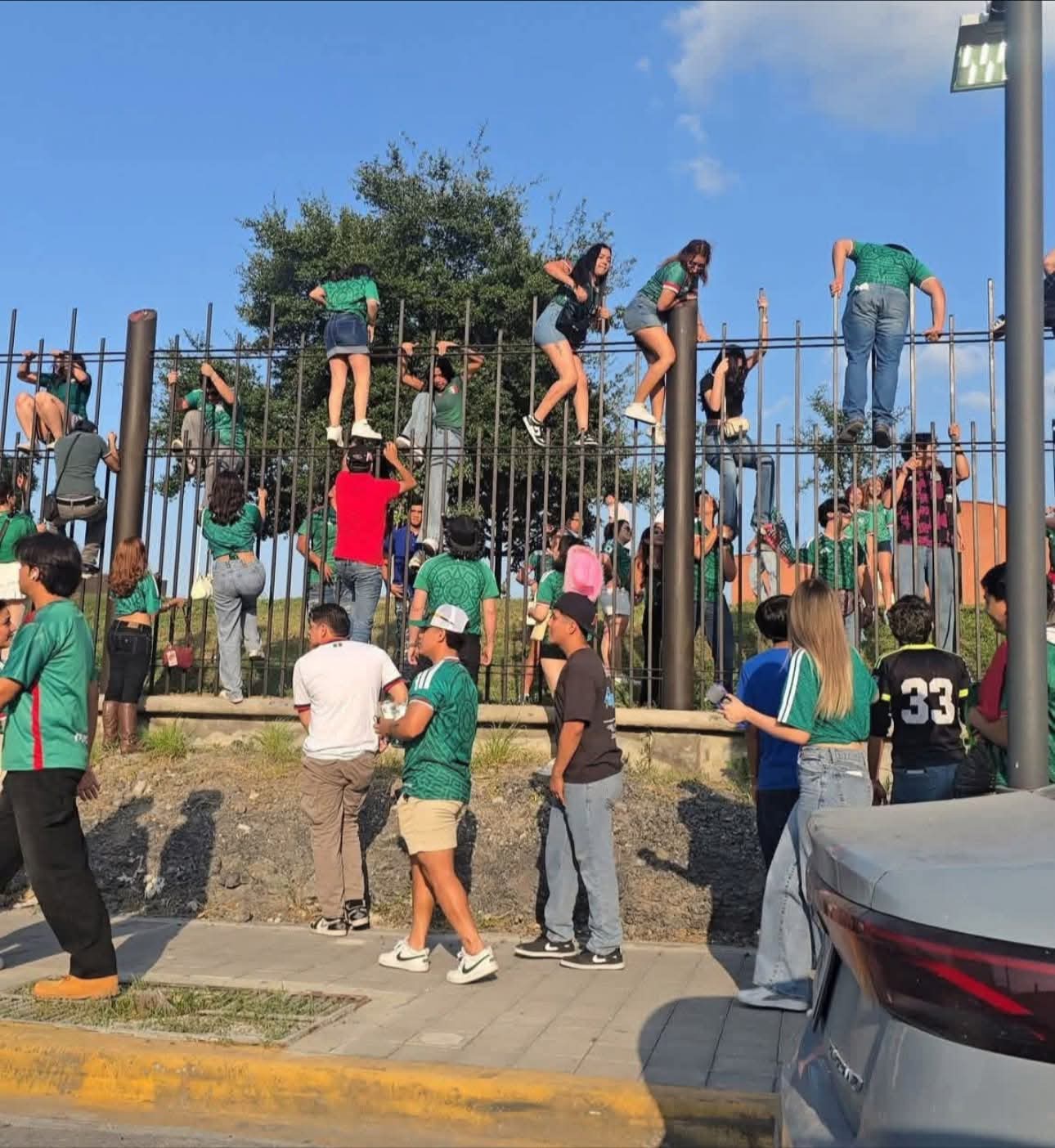 Para contener a quienes intentaban ingresar por la fuerza, personal de seguridad utilizó gas pimienta, lo que obligó a dispersar a los asistentes.