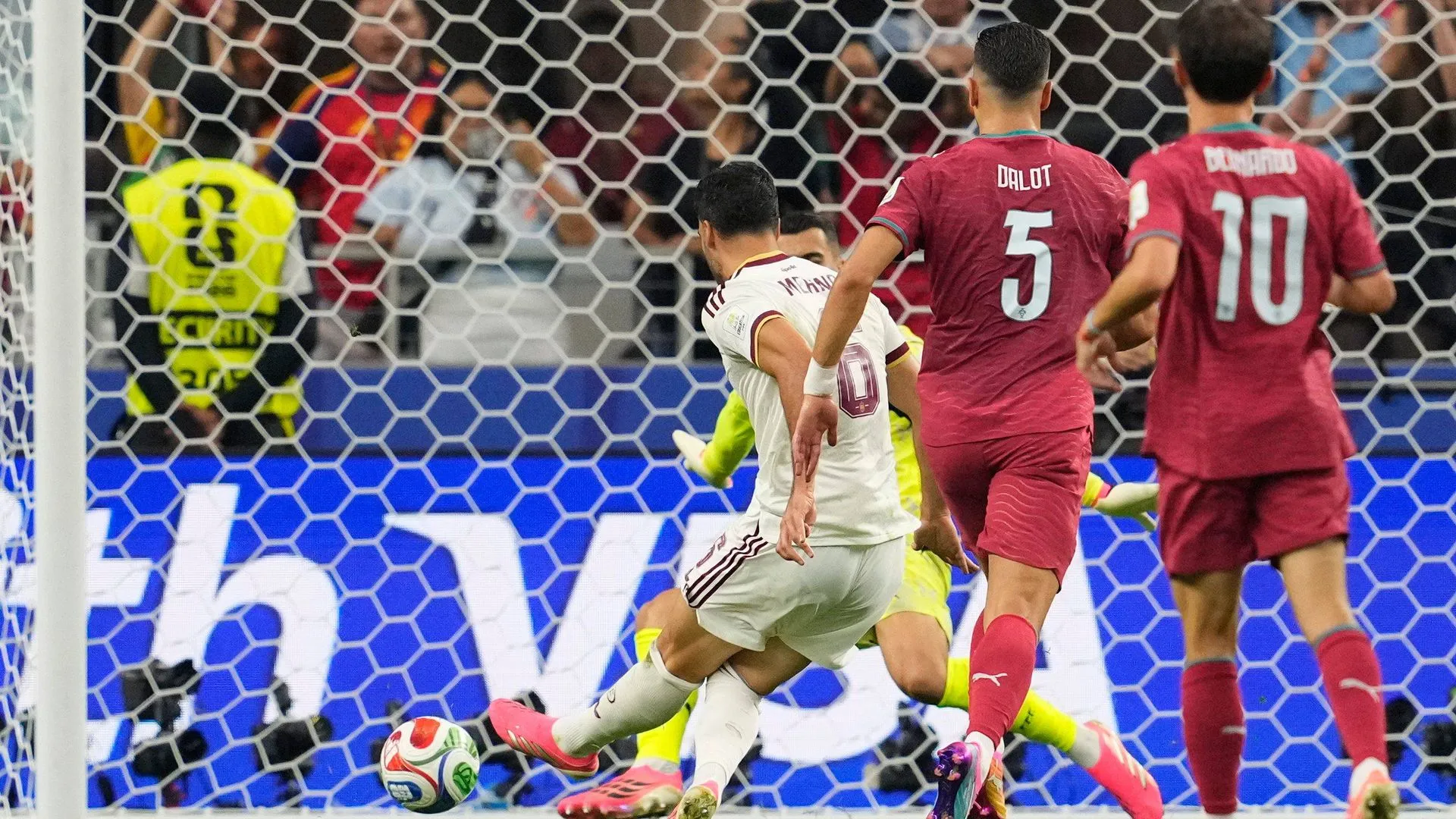 Portugal comenzó con mayor intensidad y generó las primeras oportunidades, incluida una llegada de Cristiano Ronaldo, bien contenida por Unai Simón.
