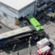 El autobús continuó hasta el cruce de Arteaga, donde chocó contra una unidad de la Ruta 1 Pilares, que terminó proyectada contra un local