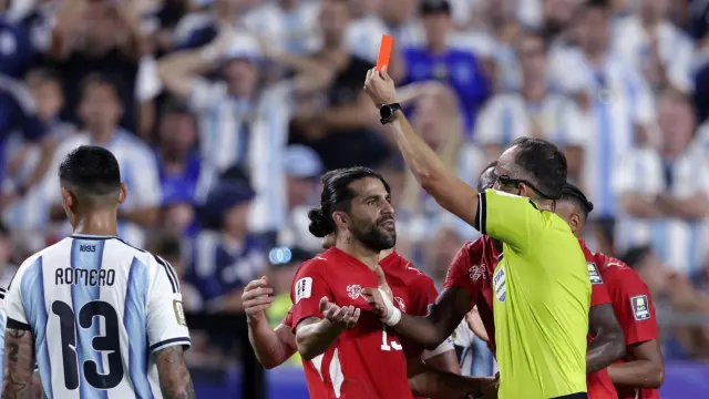 La IFAB explicó que el VAR solamente podía intervenir en esa acción si existía un error de identidad