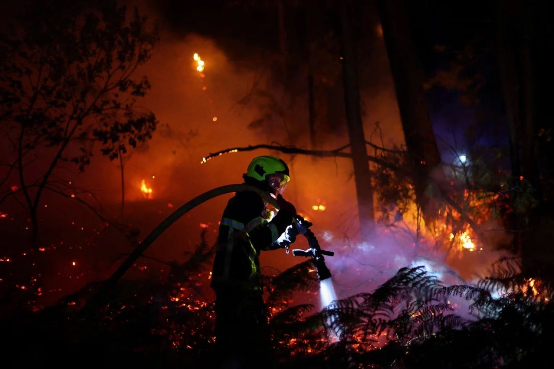 El incendio comenzó en la bahía de Arcachon y llegó a ubicarse a unos 15 kilómetros de Burdeos, aunque por ahora las autoridades descartan evacuar la ciudad.