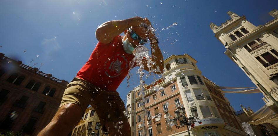 En la última jornada de la ola, las autoridades activaron el aviso rojo por peligro extraordinario en la Región de Murcia y la Comunidad Valenciana, donde los termómetros alcanzaron hasta 44 grados centígrados.