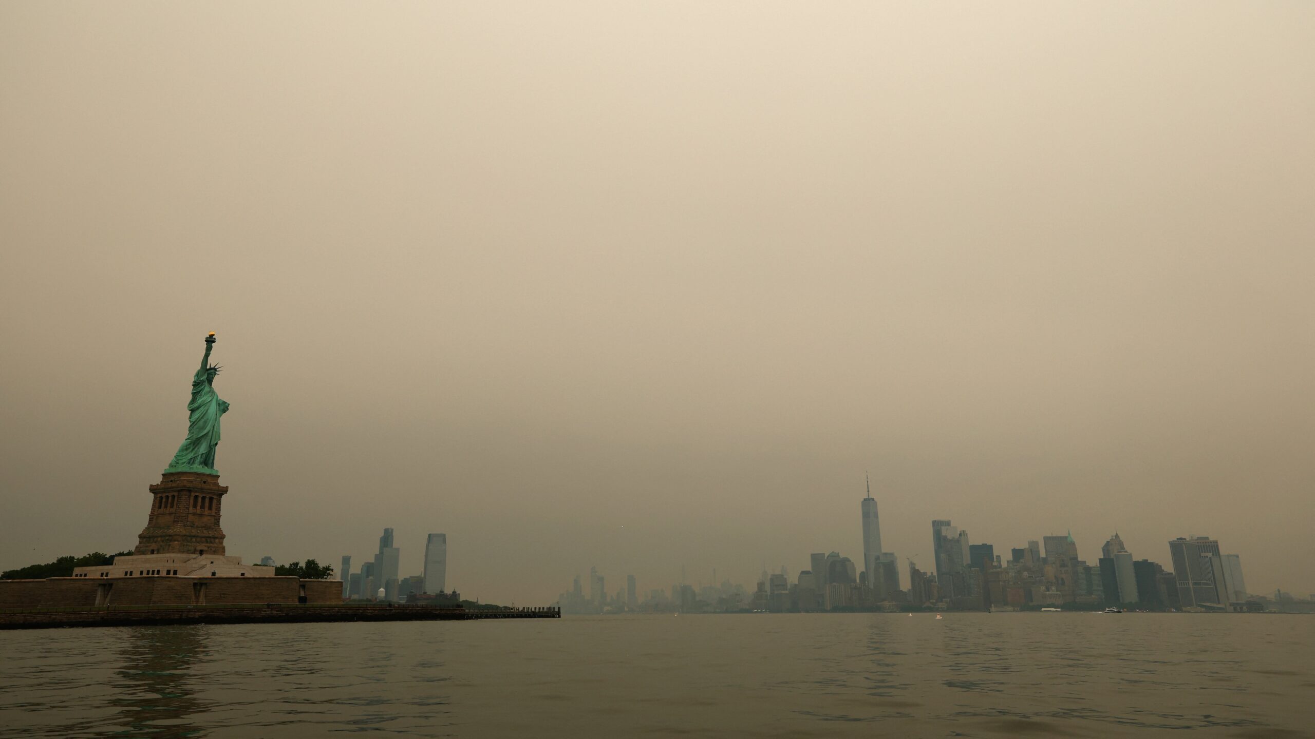 La región de Nueva York y Nueva Jersey ha permanecido cubierta por una densa neblina ocasionada por más de 890 incendios activos en Canadá, la mayoría fuera de control