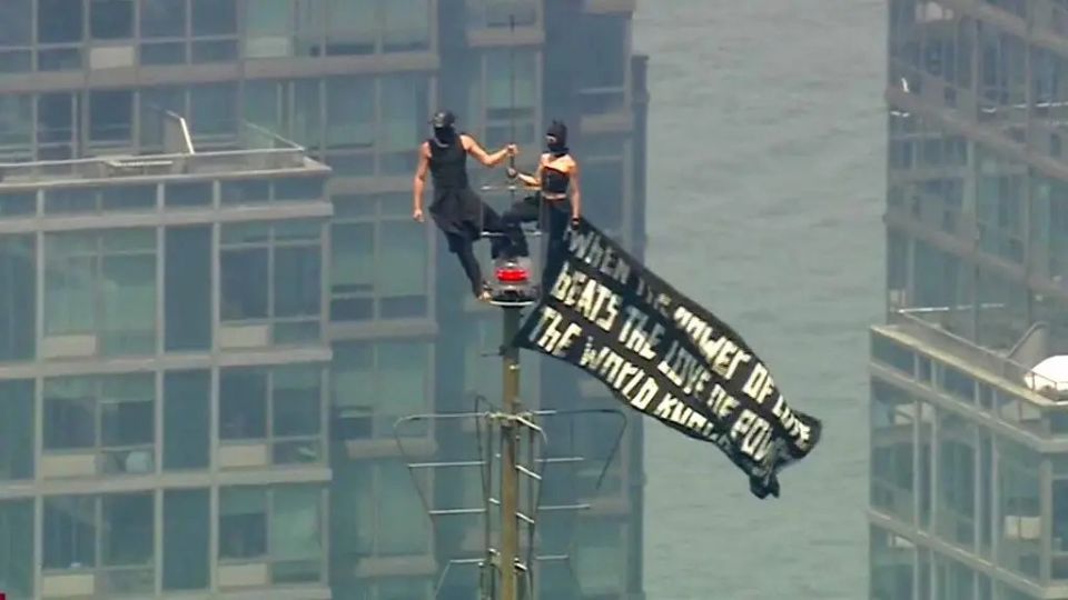 Horas después comenzaron a descender hasta una cornisa, donde el hombre se arrodilló y aparentemente le entregó un anillo de compromiso a su acompañante.