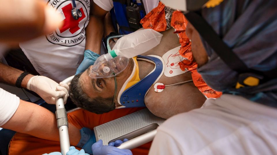 De acuerdo con integrantes de la Cruz Roja, la estructura de la caseta de vigilancia sirvió como protección y fue clave para que lograra sobrevivir bajo aproximadamente 140 toneladas de escombros.