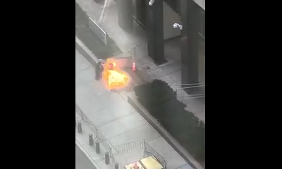 La Policía de Nueva York también inspeccionó un carrito que llevaba el detenido, en cuyo interior presuntamente encontraron más fuegos artificiales y rifles de aire comprimido.