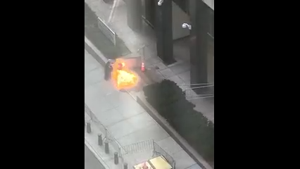 La Policía de Nueva York también inspeccionó un carrito que llevaba el detenido, en cuyo interior presuntamente encontraron más fuegos artificiales y rifles de aire comprimido.