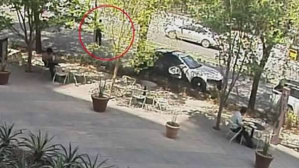 Según las investigaciones, el ahora detenido pidió al agente vial que interceptara el vehículo bajo el argumento de que presuntamente transportaba algo irregular.