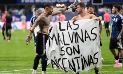 La pancarta fue recibida desde la tribuna por los jugadores Giovani Lo Celso y Lisandro Martínez durante los festejos sobre el terreno de juego.