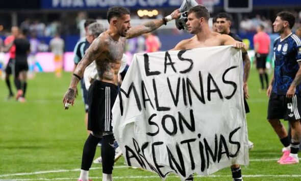 La pancarta fue recibida desde la tribuna por los jugadores Giovani Lo Celso y Lisandro Martínez durante los festejos sobre el terreno de juego.