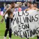 La pancarta fue recibida desde la tribuna por los jugadores Giovani Lo Celso y Lisandro Martínez durante los festejos sobre el terreno de juego.