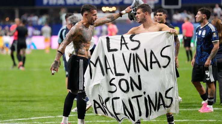 La pancarta fue recibida desde la tribuna por los jugadores Giovani Lo Celso y Lisandro Martínez durante los festejos sobre el terreno de juego.