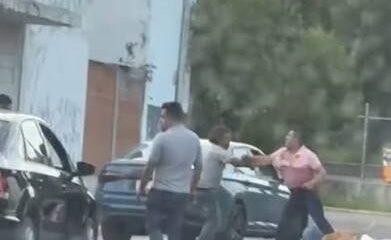 Videos difundidos en redes sociales muestran a los involucrados intercambiando golpes y empujones.