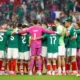 Con el marcador apretado y el reloj en contra, Aguirre mandó toda la artillería al frente. México encerró a Inglaterra durante los minutos finales, llenó el área de centros, disparos y rebotes, mientras la defensa británica resistía como podía.