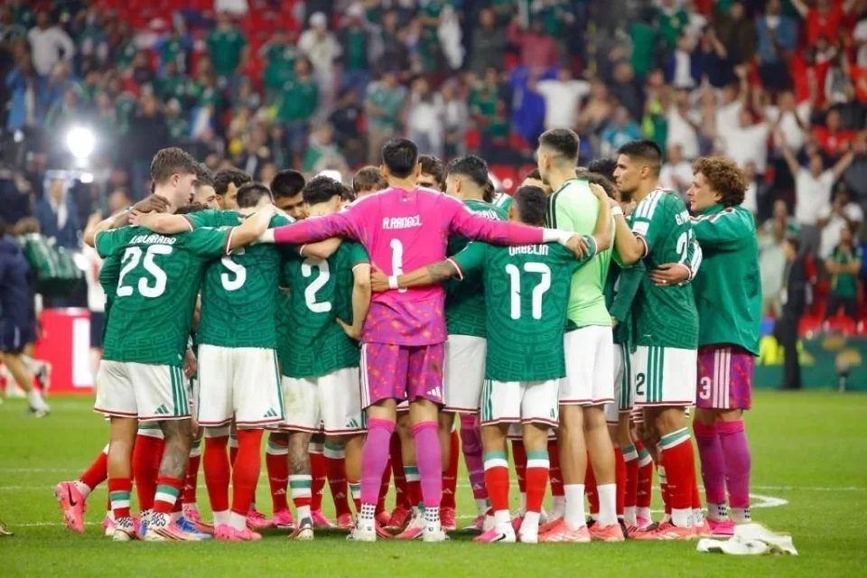 Con el marcador apretado y el reloj en contra, Aguirre mandó toda la artillería al frente. México encerró a Inglaterra durante los minutos finales, llenó el área de centros, disparos y rebotes, mientras la defensa británica resistía como podía.