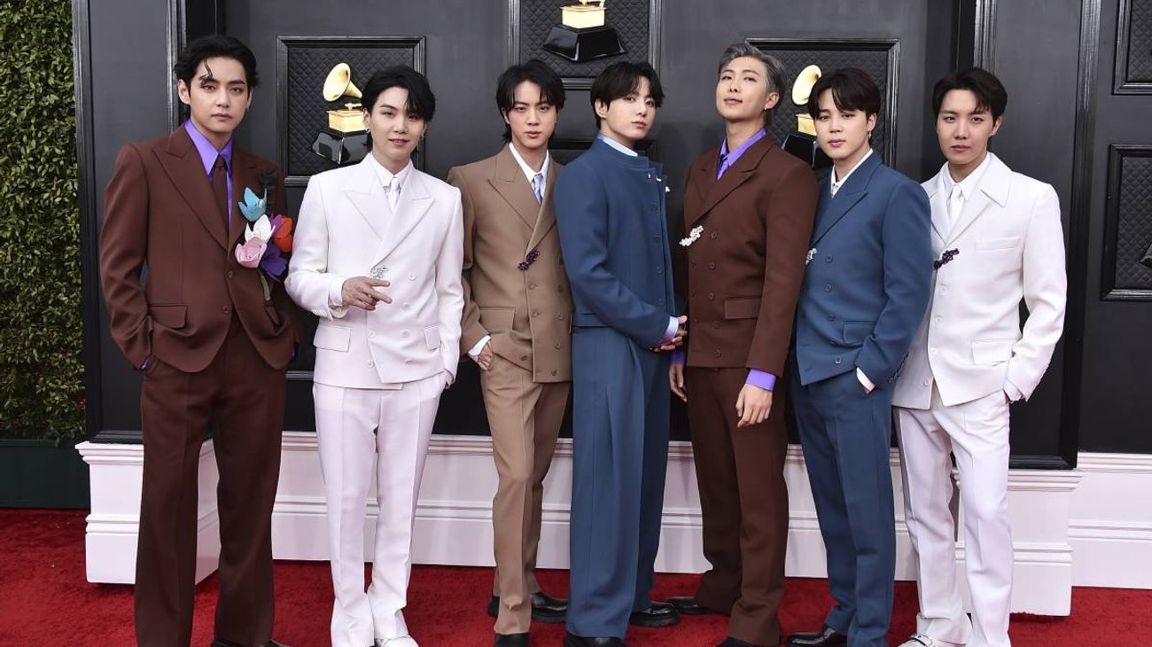 RM, Jin, Suga, J-Hope, Jimin, V y Jungkook anunciaron mediante un mensaje compartido en Instagram que no inscribirán su música en el proceso de 2027.