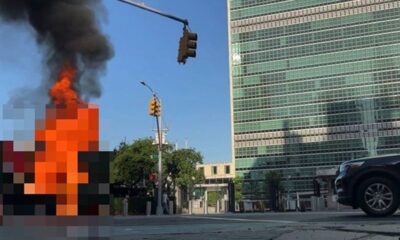 Videos difundidos en redes sociales muestran a un hombre con una bandera tibetana antes de quedar envuelto en llamas y a personas intentando apagar el fuego con extintores.