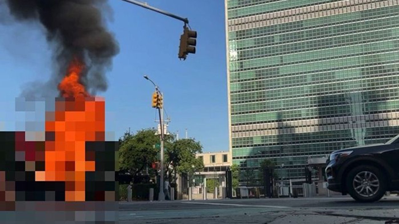 Videos difundidos en redes sociales muestran a un hombre con una bandera tibetana antes de quedar envuelto en llamas y a personas intentando apagar el fuego con extintores.