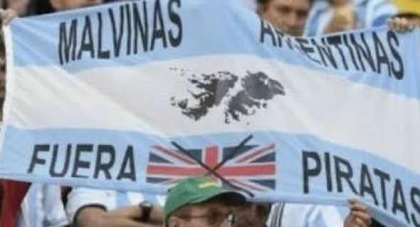 El funcionario solicitó una investigación exhaustiva para determinar si Argentina violó el reglamento de la FIFA, que prohíbe expresiones políticas dentro de los estadios.